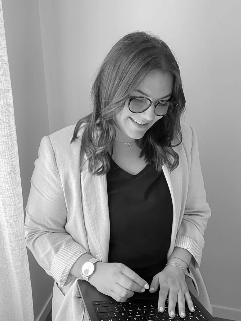 Edwige, Graphiste & Webdesigner sensible et intuitive.